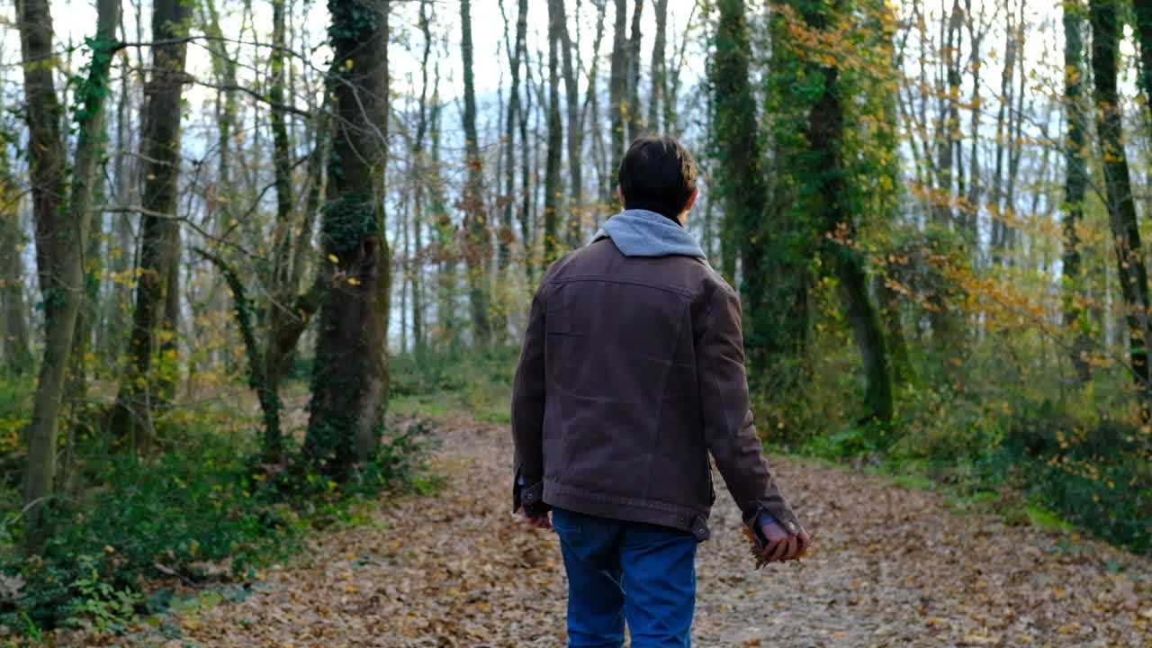 가을을  ⁇ 는 남자