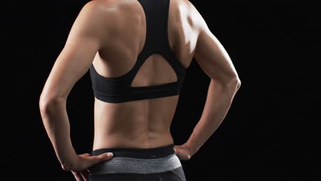 atleta joven mujer caucásica posa con confianza sobre un fondo negro, con espacio de copia