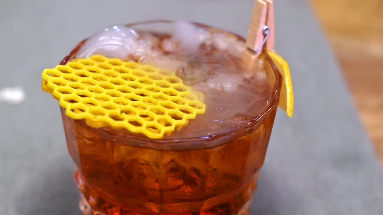 Primo piano di fumo che esce da un cocktail