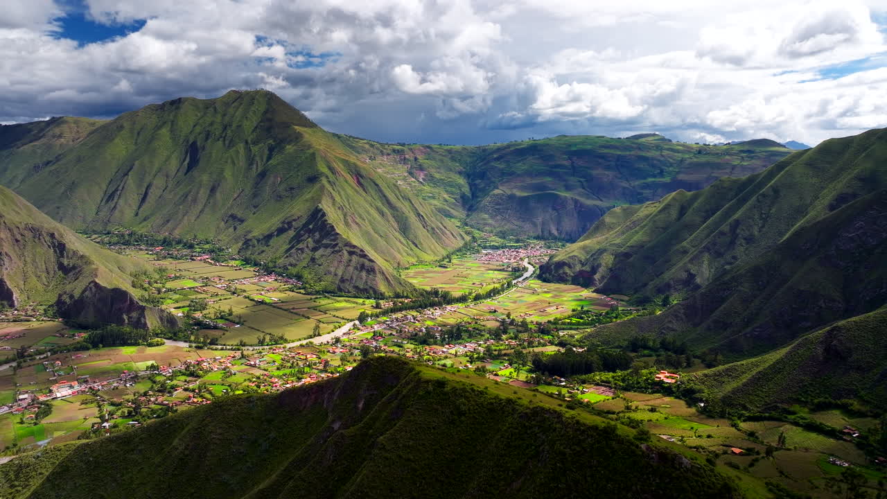 Veduta aerea dall'alto sulla città di Huayllabamba nella Valle Sacra di Urubamba, Perù.