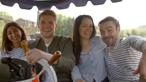 Grupo-De-Amigos-Disfrutando-Juntos-De-Un-Día-En-Barco-Por-El-Río.