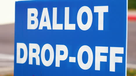 cartel azul de entrega de boletas electorales que sopla en el viento afuera de cerca