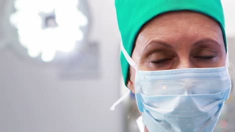 Krankenschwester-In-OP-Maske-Im-Operationssaal