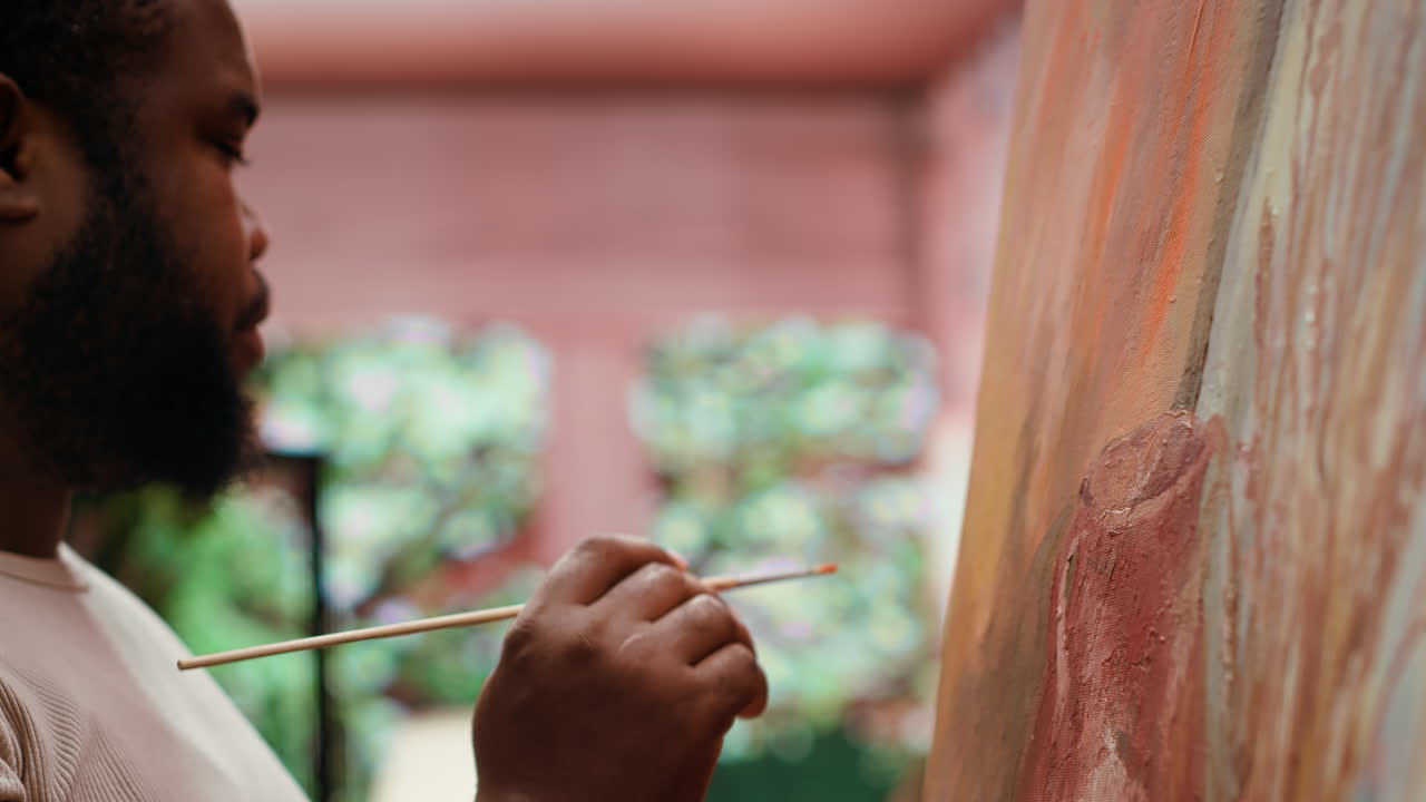 pintura de un artista en lienzo