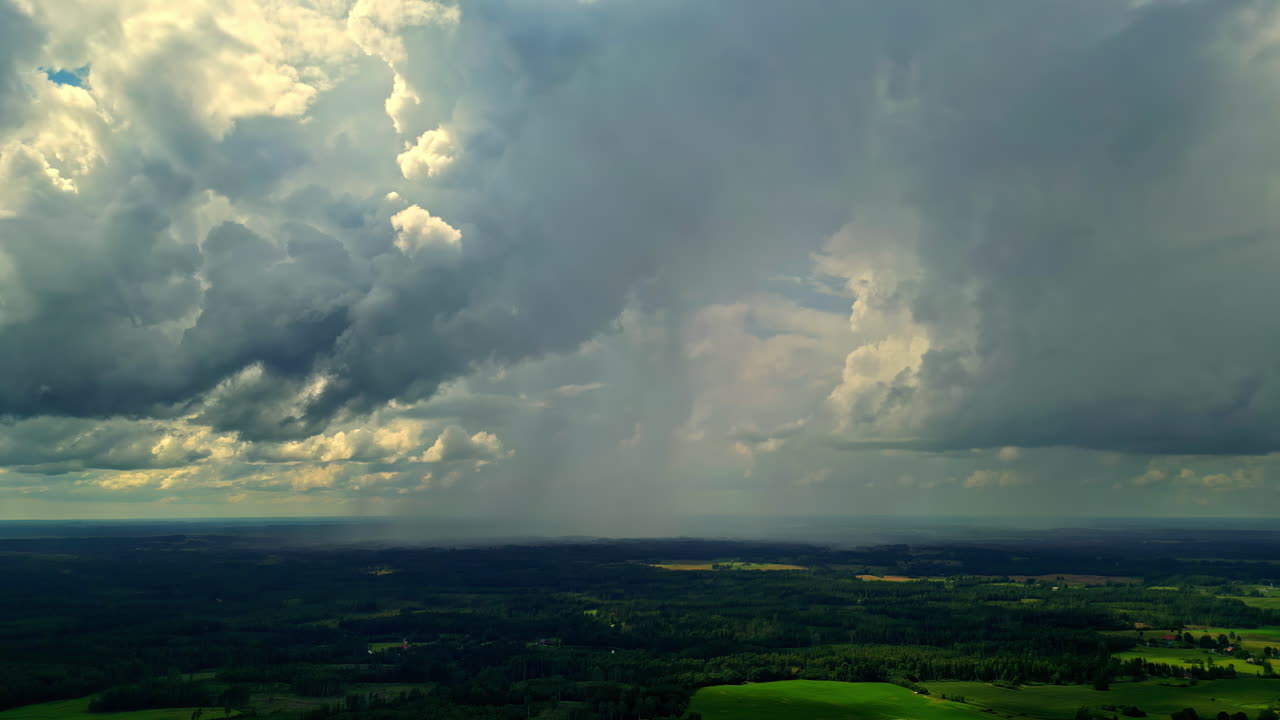 cielo nublado sobre escena no urbana con árboles exuberantes