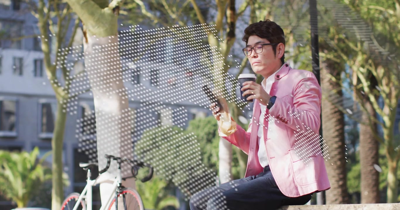 นักพัฒนากำลังจิบกาแฟและเปิดใช้งานโอเวอร์เลย์ขณะตรวจสอบโค้ดบนสมาร์ทโฟนก่อนออกไป