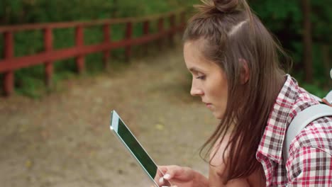 mochileros que usan una tableta digital
