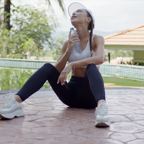 Contenta-Deportista-Refrescando-El-Cuello-Con-Agua