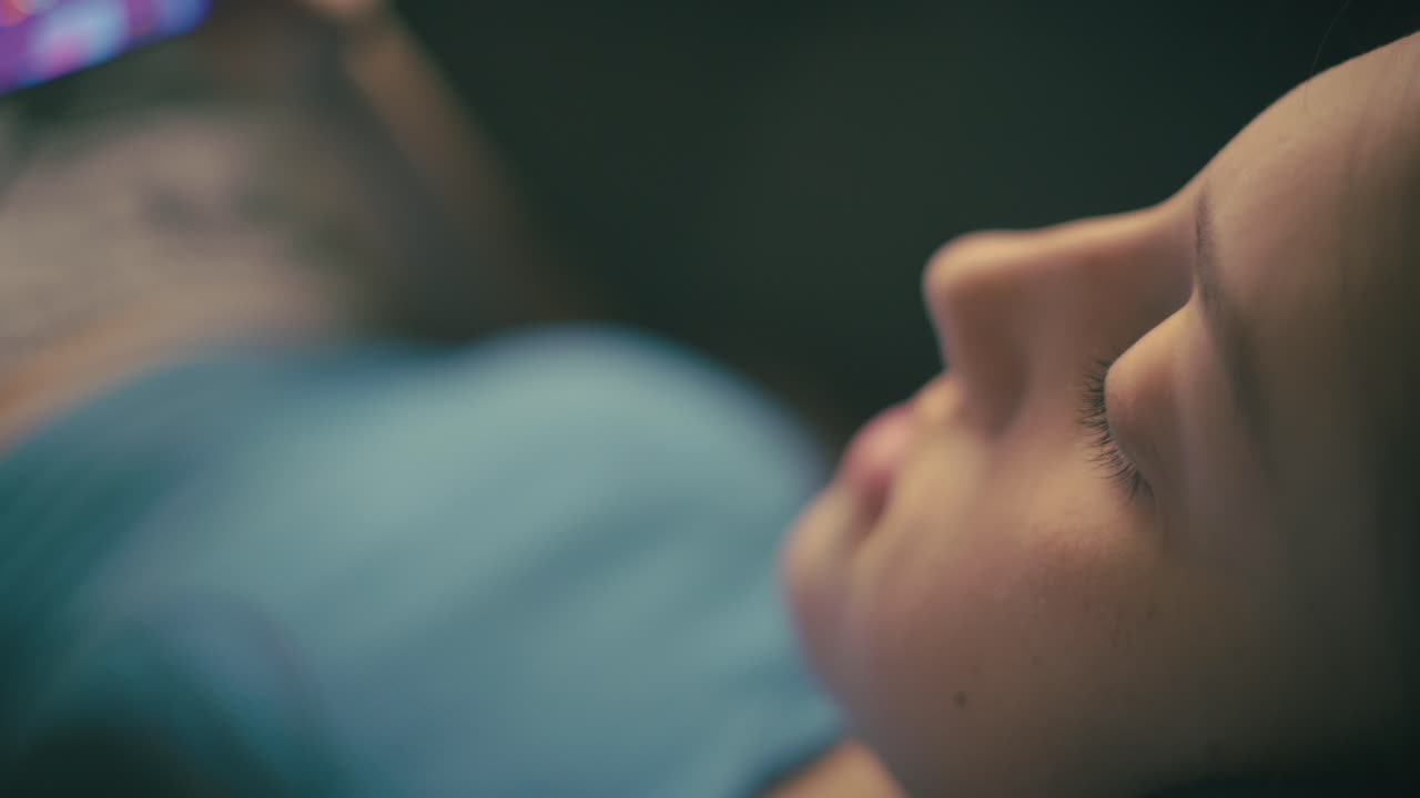 Ragazza adolescente si rilassa a casa, ascoltando musica con le cuffie e usando il suo smartphone. Un momento calmo e intimo di svago digitale in un ambiente accogliente.
