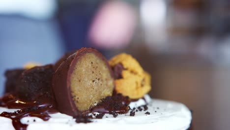 primer plano de un pastel recién horneado en una cafetería