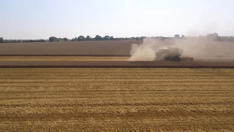 cosecha drone seguimiento claas cosechadora lentamente desde un lado