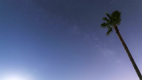 bima sakti bergerak melintasi langit yang cerah dengan satu telapak tangan besar di latar depan kanan