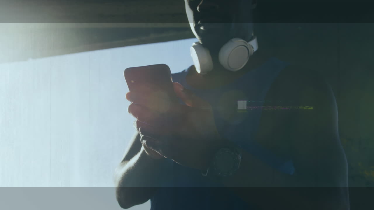 animación de interferencia sobre un corredor afroamericano usando un teléfono inteligente