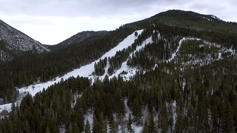 Aerial---Eine-Private-Skipiste-Im-Wald-Von-Montana