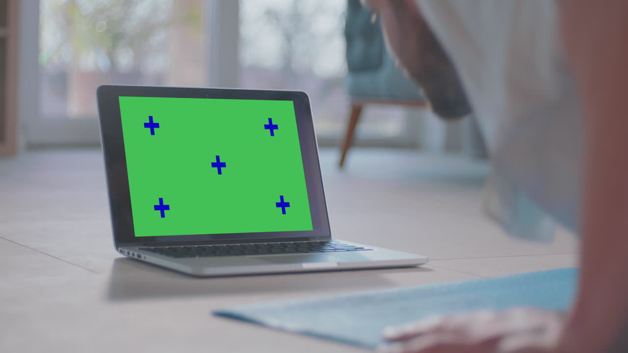 hombre haciendo ejercicio en casa durante la cuarentena