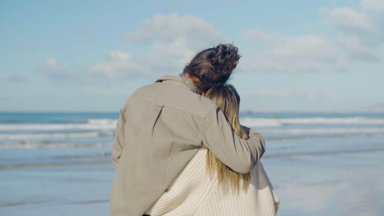 로맨틱 한 백인 커플 이 해변 에서 시간을 보내고 있다