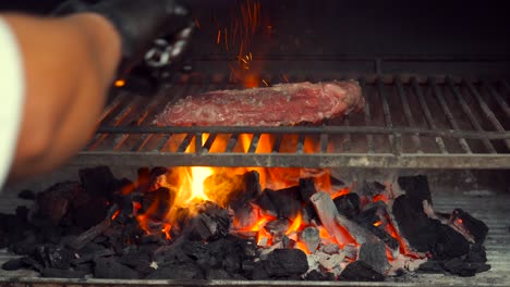 Carbón-Sobre-Parrilla-Chef-Latino-Saca-Costillas-De-Carne-Premium-Elección-Angus-En-Fuego-Y-Chispas