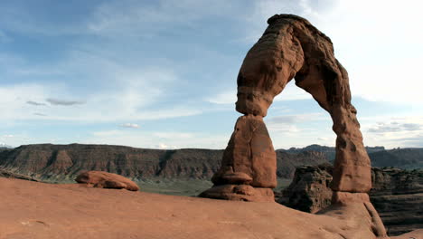 Las-Nubes-Que-Pasan-Proyectan-Sombras-Sobre-El-Delicado-Arco-En-El-Parque-Nacional-Arches-De-Utah