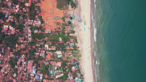 arambol goa beach drone shot arambol mountain khalchawada mercado y vista superior de la ciudad