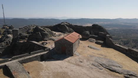 Altes-Gebäude-In-Den-Ruinen-Von-Monsanto,-Portugal.-Luftkreisen