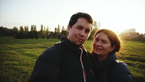 retrato de pareja en el parque al atardecer