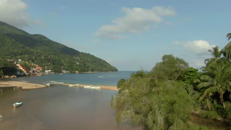 Donde-El-Océano-Se-Encuentra-Con-El-Río-En-Yelapa,-México---Toma-Aérea-De-Drones