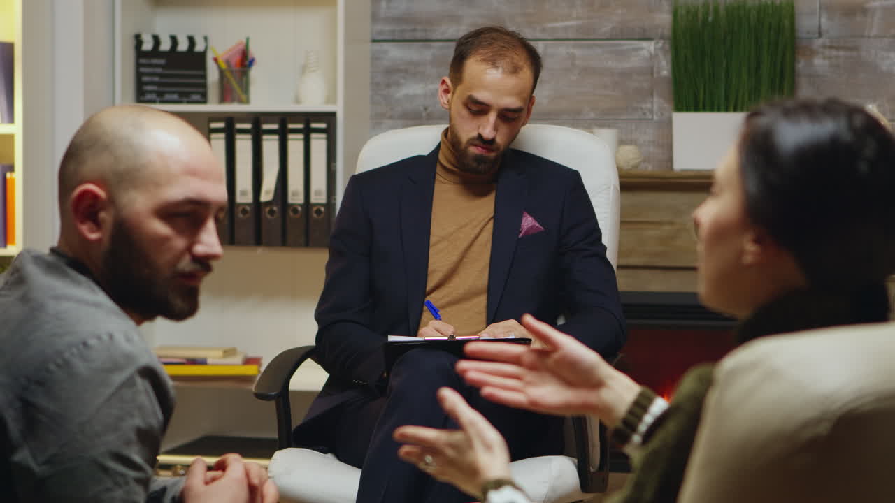 관계 전문가는 남편과 아내를 돕습니다.