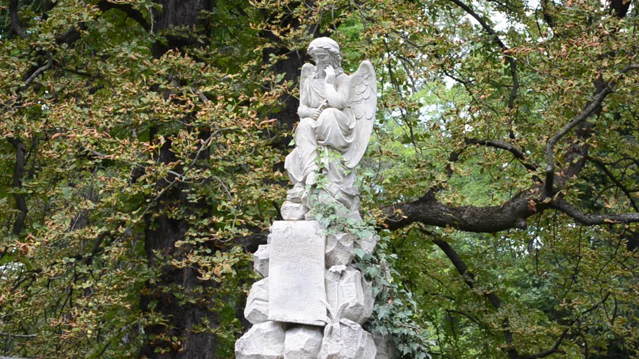 Scultura cimiteriale. Leopoli, Ucraina. Cimitero di Lychakiv, il complesso storico-memoriale (dal 1991) a Leopoli, nel quartiere storico di Lychakiv, uno dei cimiteri più antichi dell'Ucraina.