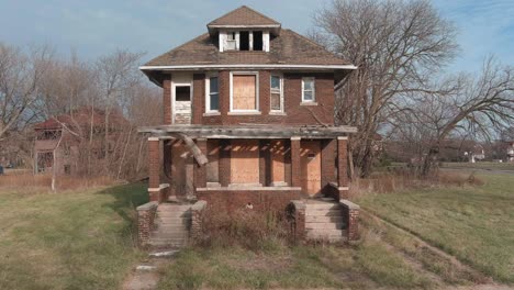 Vista-De-Drones-De-Una-Casa-En-Ruinas-En-Un-Barrio-De-Detroit