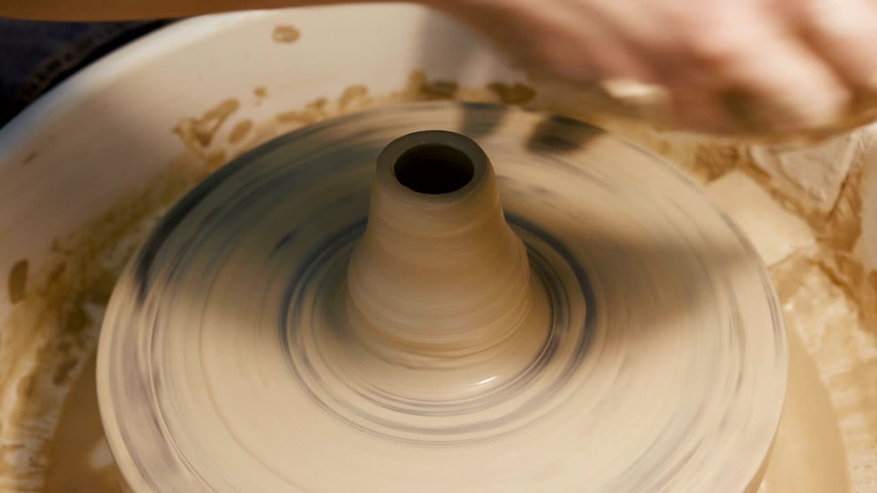 도자기 의 바 에서 점토 의 물건 을 만드는 사람 의 손 들