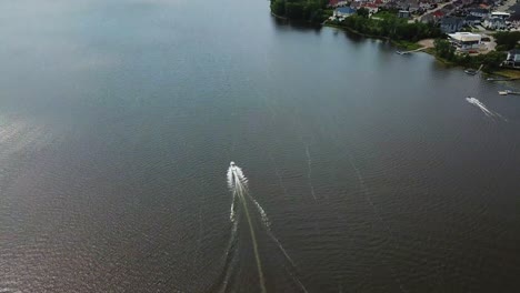 Toma-De-Drones-De-Un-Bote-Rápido-En-Un-Gran-Lago