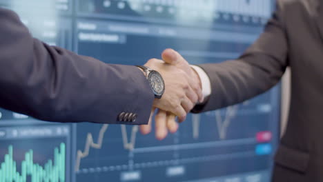 ingenieros de datos dándose la mano en la sala de reuniones