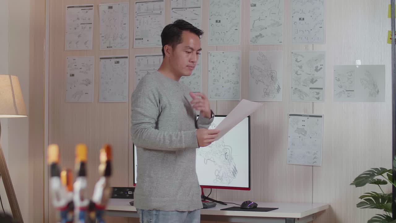 로 손 설계 계획을 검토하는 사람