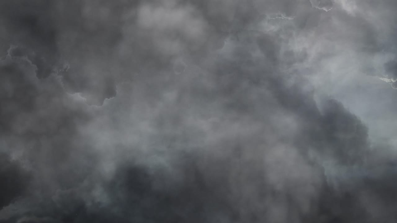 천둥과 함께 구름 안의 폭풍우, 울트라 hd