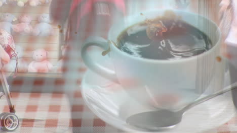 animación de personas caminando sobre una taza de café