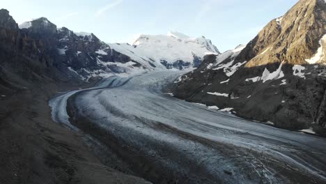 Amanecer-En-El-Glaciar-Corbassier-En-Valais,-Suiza-Con-Movimiento-Lateral