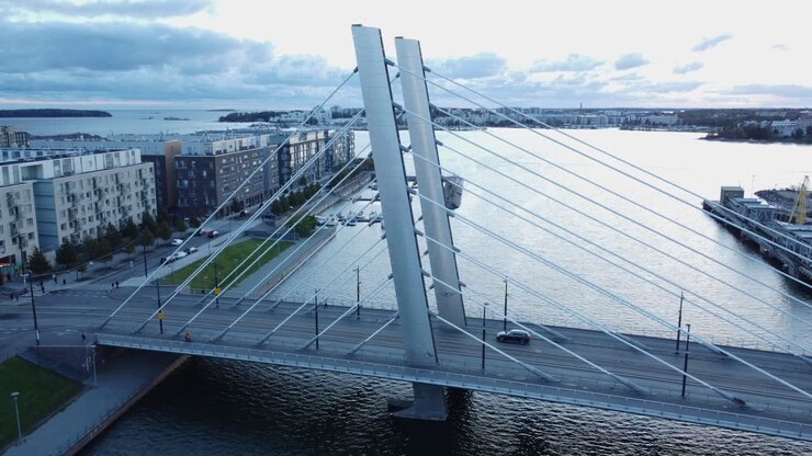 Alte torri e spessi cavi sostengono il Ponte Crusell sulla riva di Helsinki