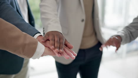 trabajo en equipo, manos y gente de negocios se juntan