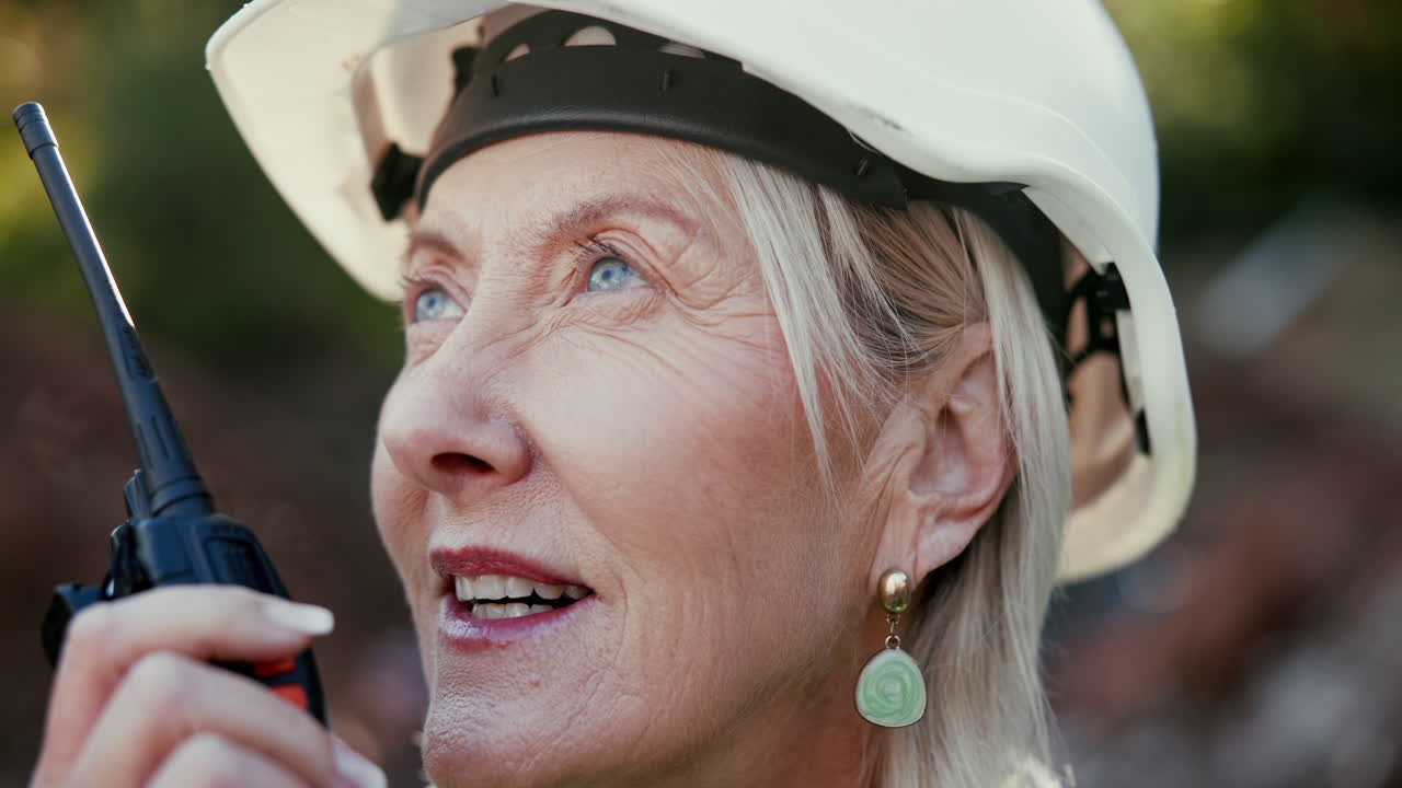 Donna con cappello e walkie talkie