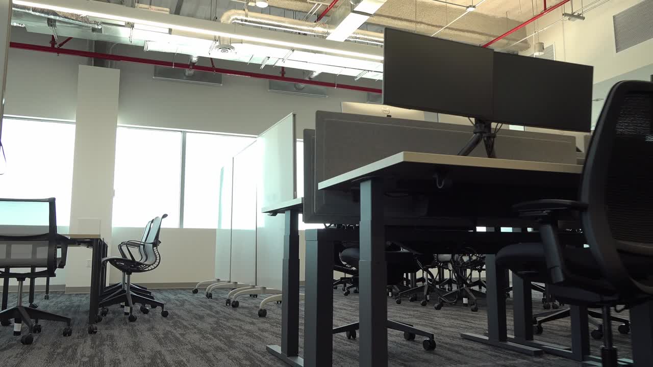 espacios de oficina diseñados para una productividad óptima, con amplia iluminación y muebles ergonómicos