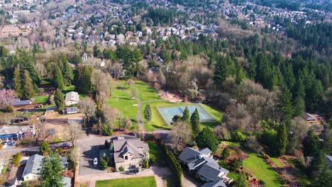 4K-aerial-drone-shot-overlooking-Portland,-Oregon-public-park