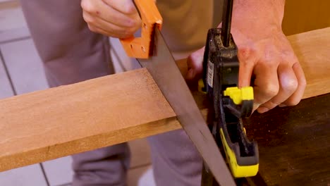 herramienta de sierra manual utilizada por un comerciante, abrazadera de madera en tiro