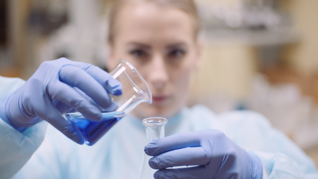 ученый перемешивает жидкость в лаборатории 1
