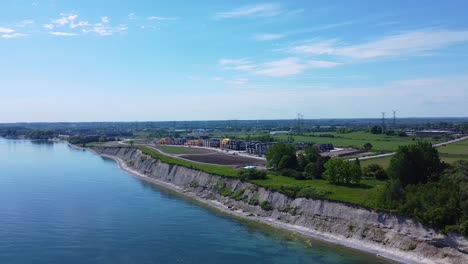 Neue-Häuser-Im-Bau-In-Einer-Stadthaus-Gemeinschaftssiedlung-Am-Seeufer-In-Der-Nähe-Von-Ackerland-In-Ontario