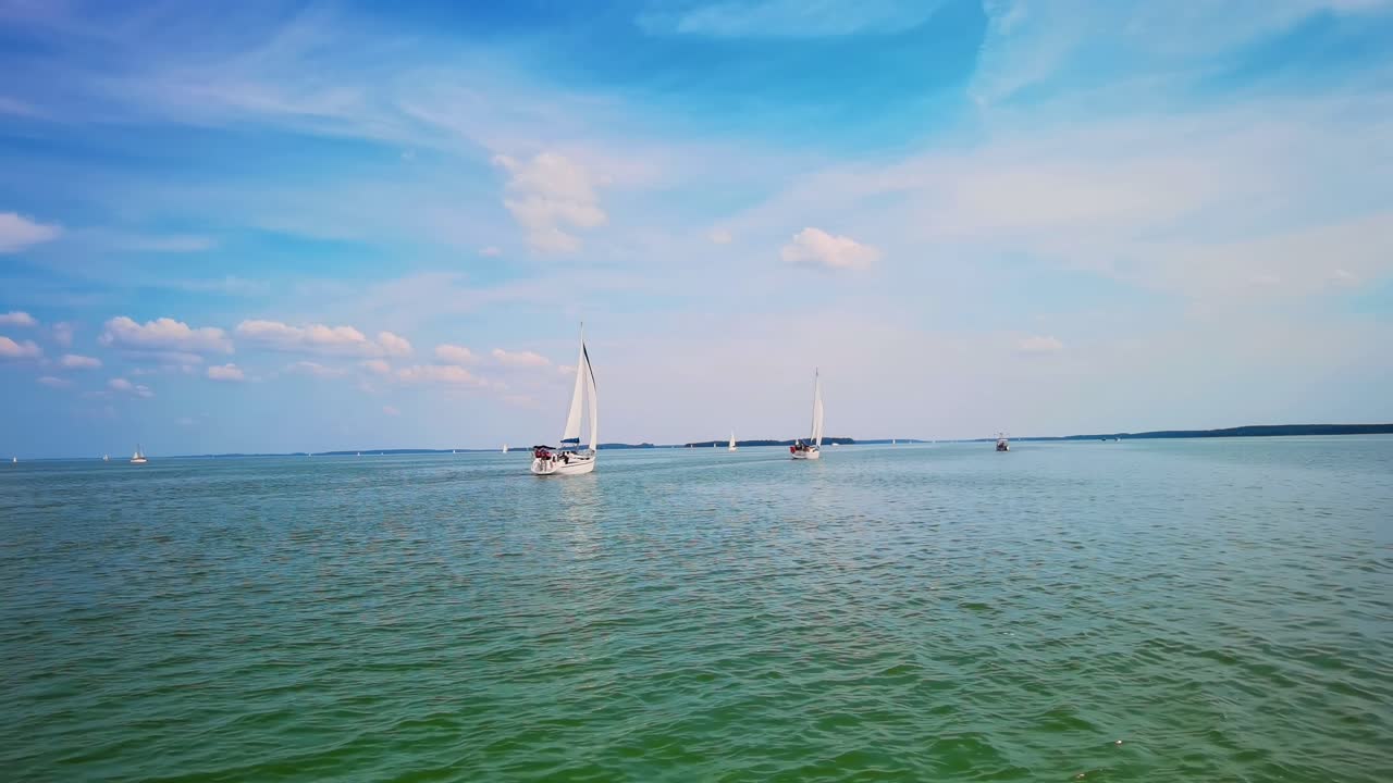 세일링 레가타의 호화 요트