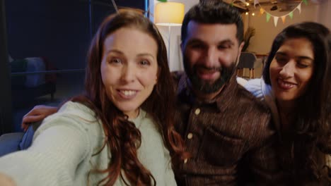 fotografía de amigos disfrazándose con novedades y accesorios irlandeses en casa o en el bar posando para selfies celebrando la fiesta del día de san patricio en tiempo real