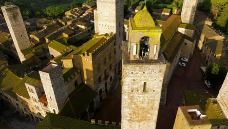 Rotating-Over-Medieval-Towers-During-Sunrise-In-San-Gimignano,-Tuscany,-Italy