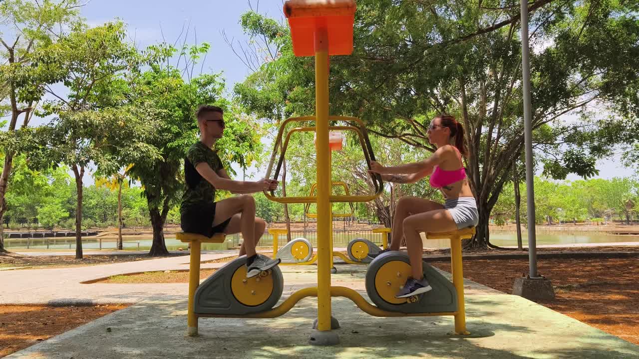 pareja trabajando juntos en un parque