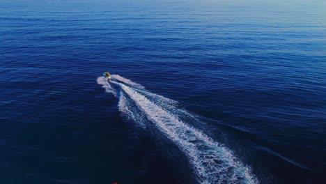 Vista-Aérea-De-Jetski-En-El-Mar-Mediterráneo