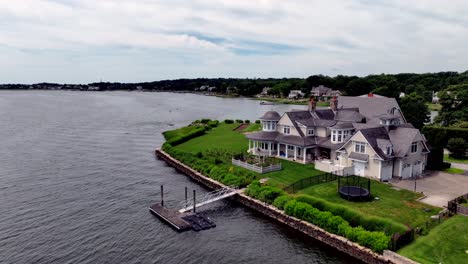 Eine-Luftaufnahme-Eines-Schönen-Hauses-Am-Steinigen-Punkt-Am-Ufer-Des-Saugatuck-River-In-Westport,-Connecticut